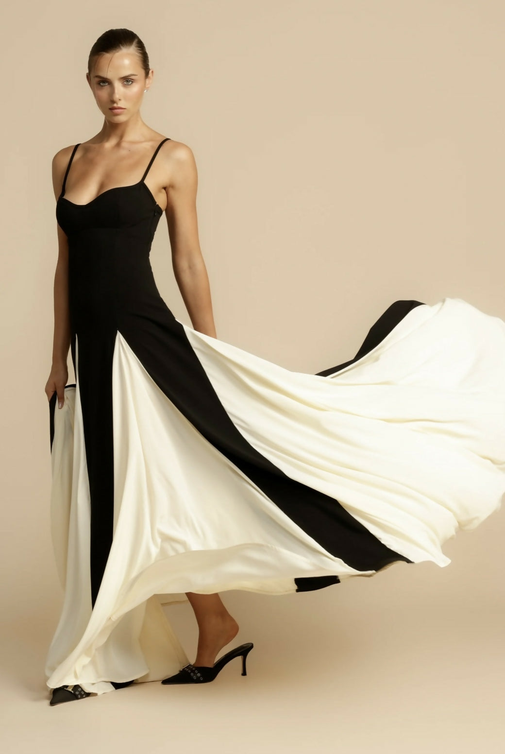 Maxi Dress for Evening Events - Elegant Grown Design in Lightweight Fabric