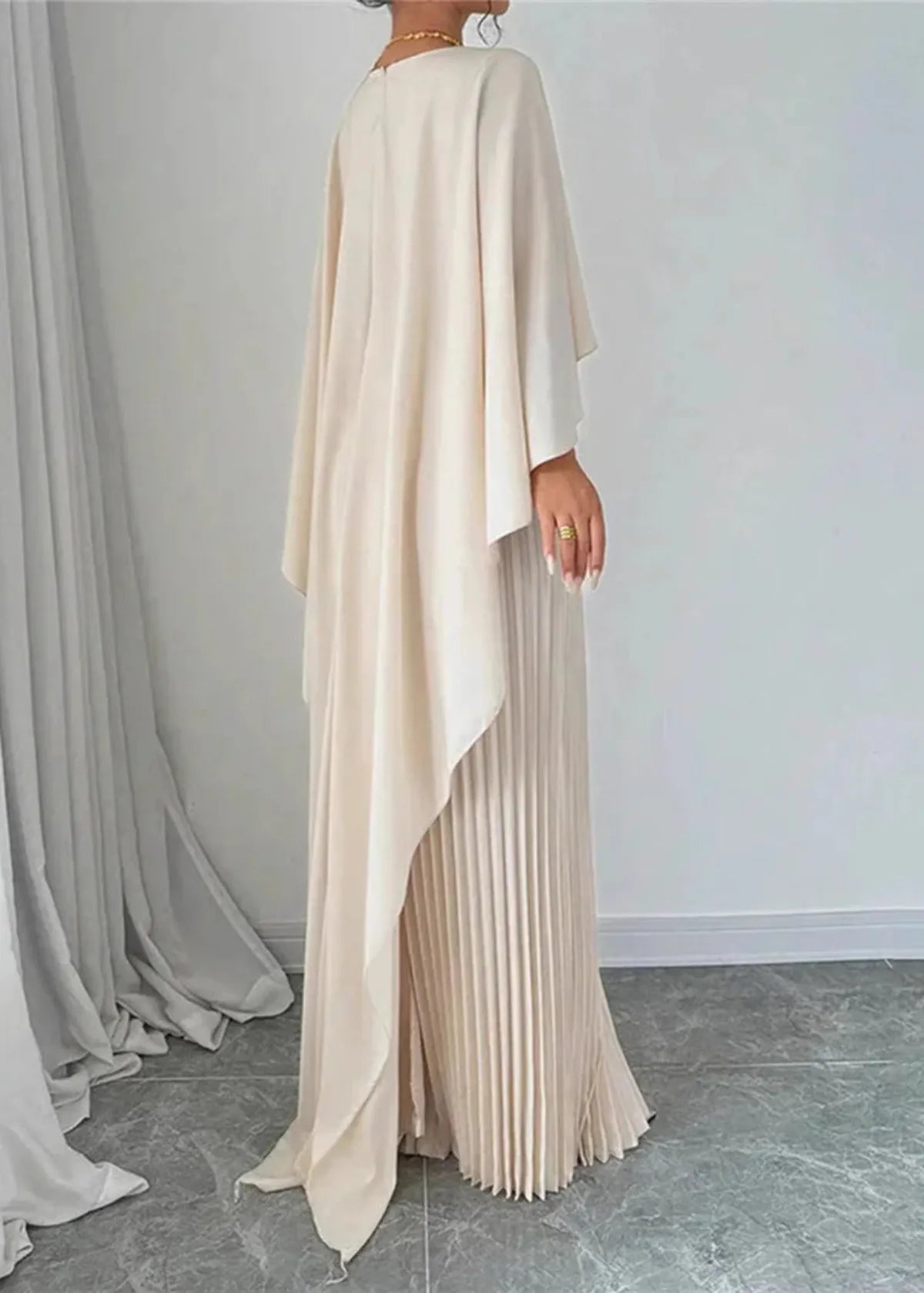 Pleated Maxi Dress with Batwing Sleeves for Wedding Guests - Elegant Evening Wear in Lightweight Fabric